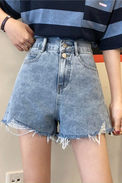 Pašreizējie īsie džinsi ar pogām un kabatām