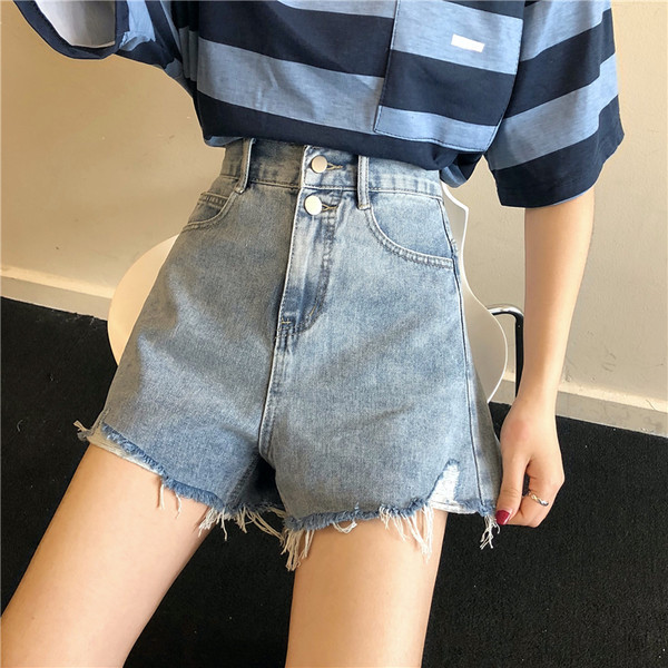 Pašreizējie īsie džinsi ar pogām un kabatām