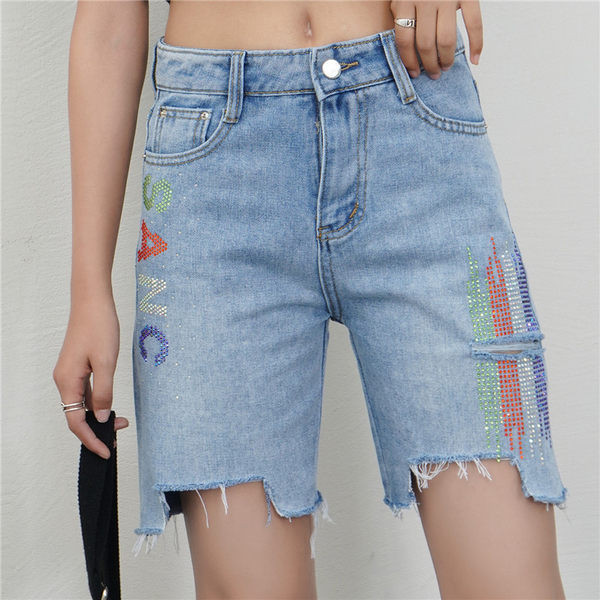 Aktuālās sieviešu džinsa bikses 3/4 garumā ar saplēstiem motīviem