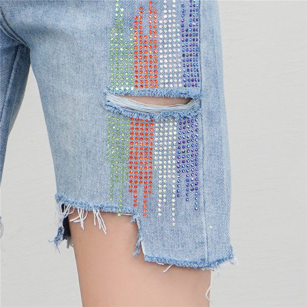 Aktuālās sieviešu džinsa bikses 3/4 garumā ar saplēstiem motīviem