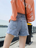 Pantaloni scurti model pentru femei cu buzunare