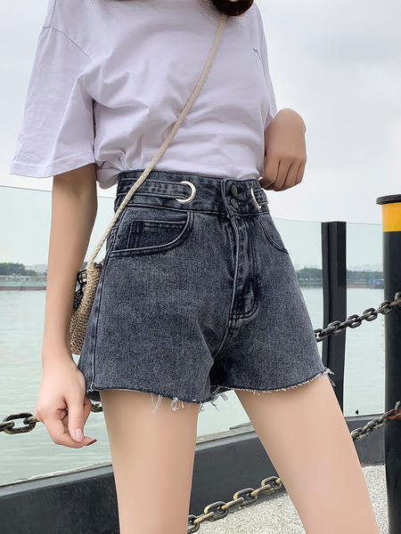 Pantaloni scurti model pentru femei cu buzunare