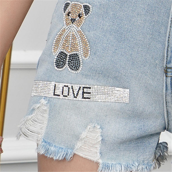 Pantaloni scurți moderni de damă cu motive rupte și aplicații