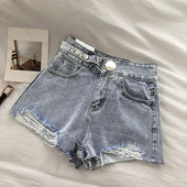 Īsi džinsi ar kabatām un saplēstiem motīviem zilā krāsā