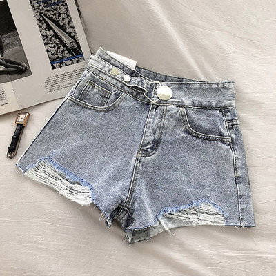 Īsi džinsi ar kabatām un saplēstiem motīviem zilā krāsā