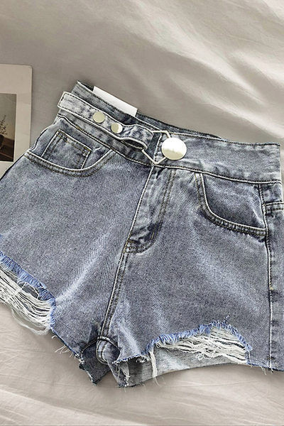 Īsi džinsi ar kabatām un saplēstiem motīviem zilā krāsā