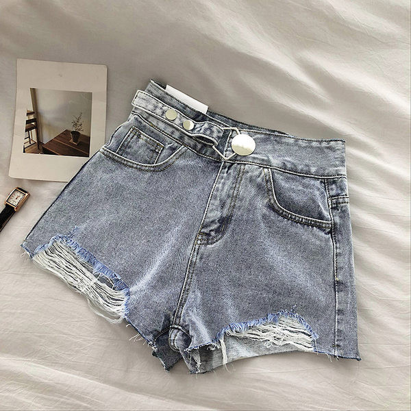 Īsi džinsi ar kabatām un saplēstiem motīviem zilā krāsā