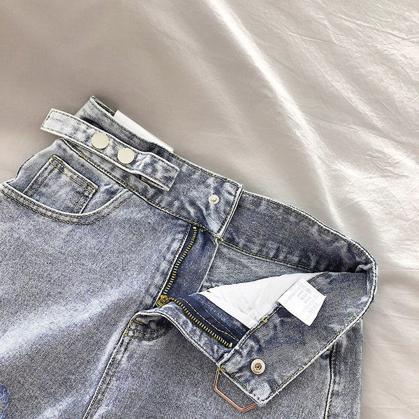 Īsi džinsi ar kabatām un saplēstiem motīviem zilā krāsā