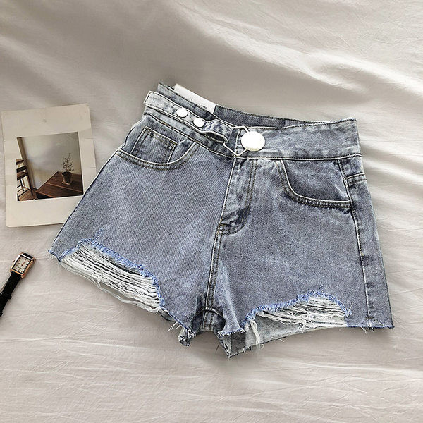 Īsi džinsi ar kabatām un saplēstiem motīviem zilā krāsā