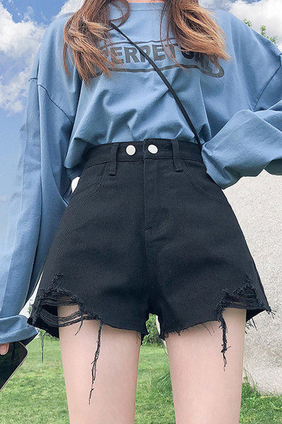 Pantaloni scurți cu nasturi și motive rupte