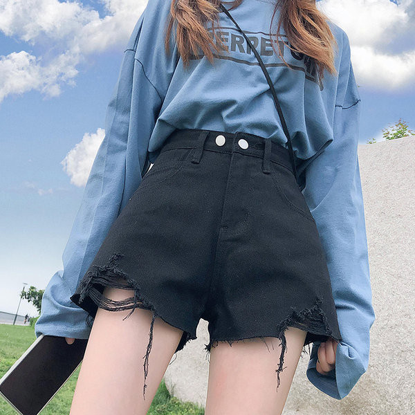 Pantaloni scurți cu nasturi și motive rupte