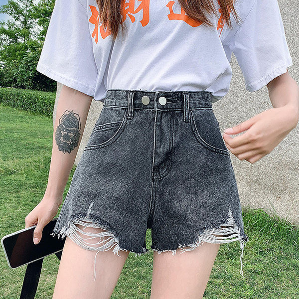 Pantaloni scurți cu nasturi și motive rupte