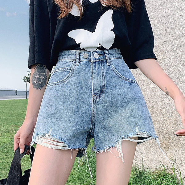 Pantaloni scurți cu nasturi și motive rupte