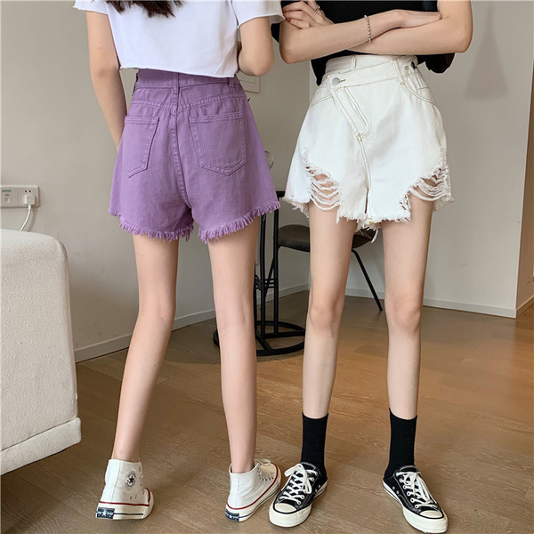 Blugi moderni scurti cu nasture si motive rupte