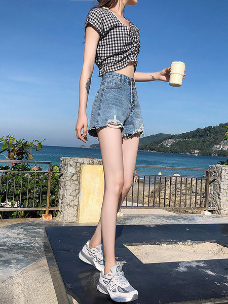 Model nou de pantaloni scurți din denim cu buzunare și nasturi