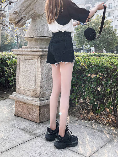 Model nou de pantaloni scurți din denim cu buzunare și nasturi