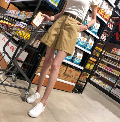 Къси дамски панталони с джобове и колан в няколко цвята