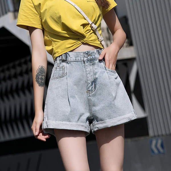 Sieviešu plati džinsa šorti ar metāla elementu pie jostas