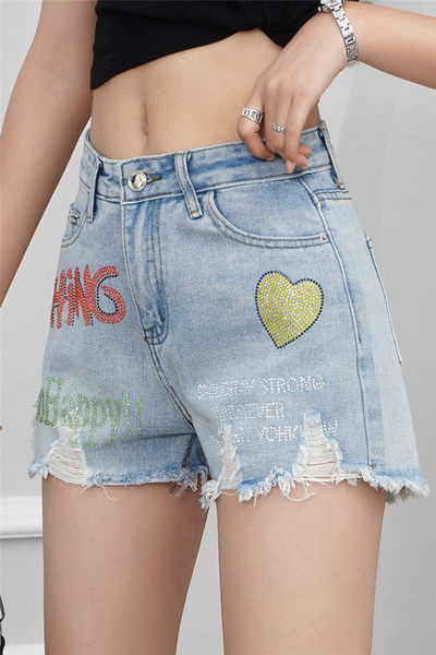 Aktuālie sieviešu šorti ar uzrakstu un dekoratīviem akmentiņiem