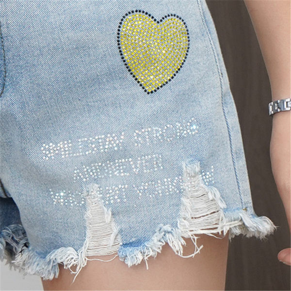 Aktuālie sieviešu šorti ar uzrakstu un dekoratīviem akmentiņiem