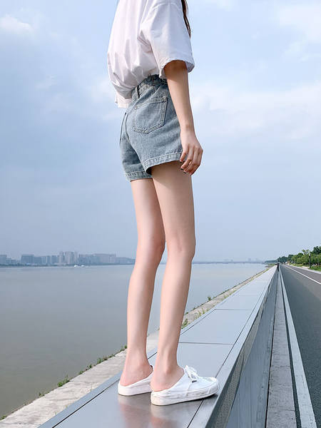 Sieviešu džinsa šorti divi modeļi ar rāvējslēdzēju sānos un uzrakstu