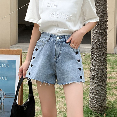 Pantaloni scurți de damă din denim cu aplicație inimă