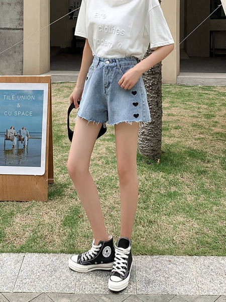 Pantaloni scurți de damă din denim cu aplicație inimă