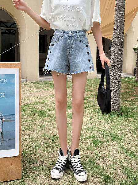 Pantaloni scurți de damă din denim cu aplicație inimă