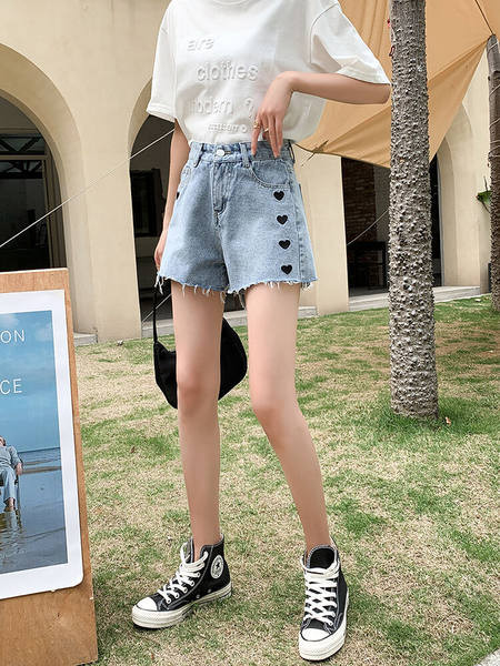 Pantaloni scurți de damă din denim cu aplicație inimă