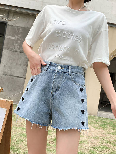 Pantaloni scurți de damă din denim cu aplicație inimă