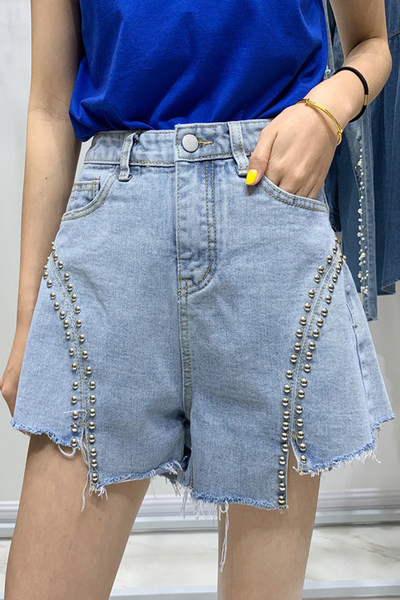 Blugi moderni scurti cu nituri si talie inalta