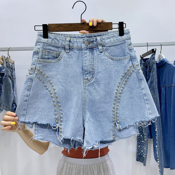 Blugi moderni scurti cu nituri si talie inalta