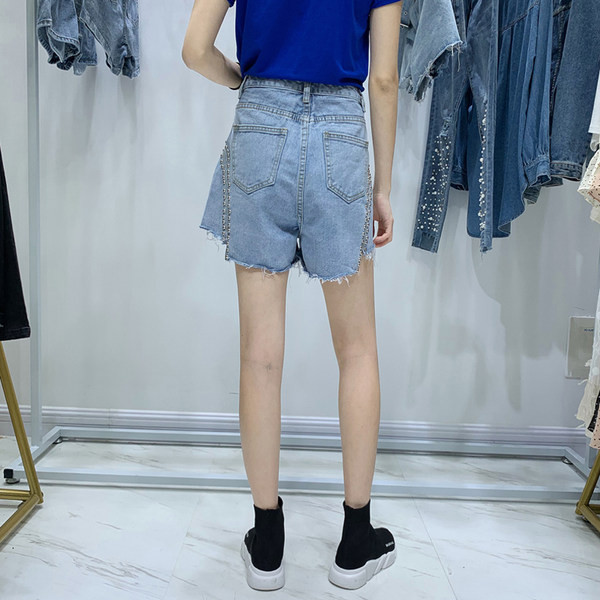 Blugi moderni scurti cu nituri si talie inalta