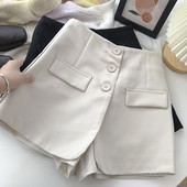 Μοντέρνα σορτς με κουμπιά