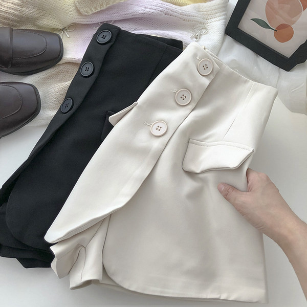 Μοντέρνα σορτς με κουμπιά