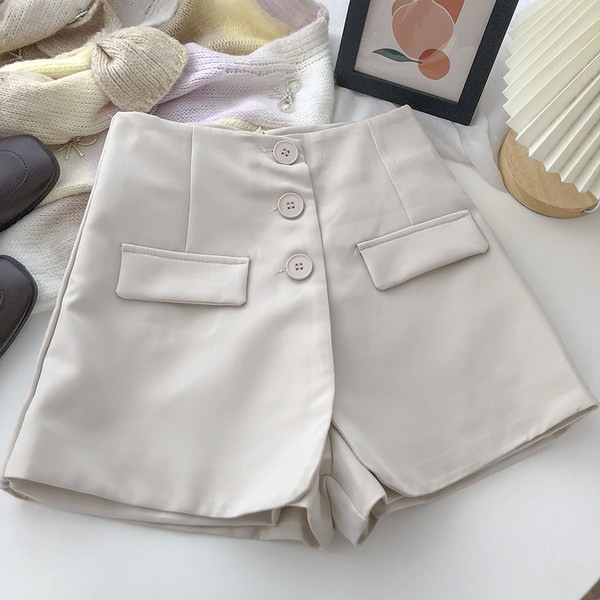 Μοντέρνα σορτς με κουμπιά