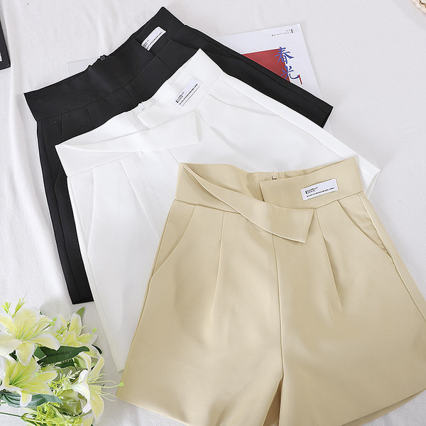 Pantaloni scurți cu buzunare și talie înaltă - trei culori
