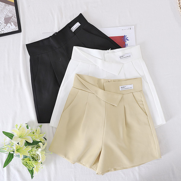 Pantaloni scurți cu buzunare și talie înaltă - trei culori