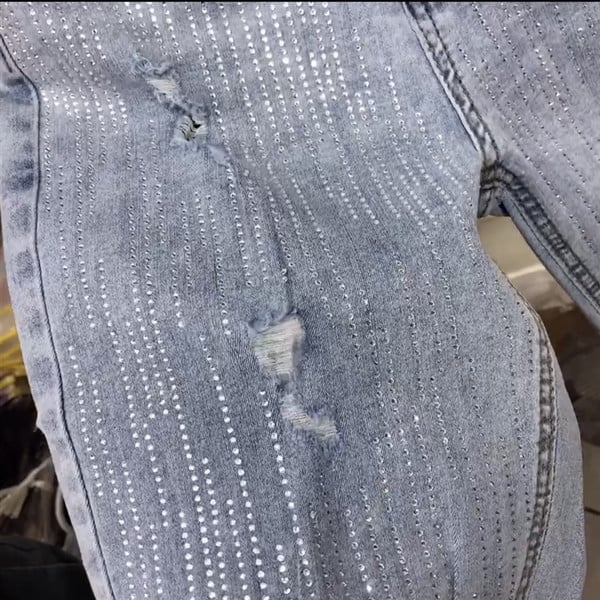 Sieviešu ikdienas bikses 3/4 garumā ar saplēstiem motīviem