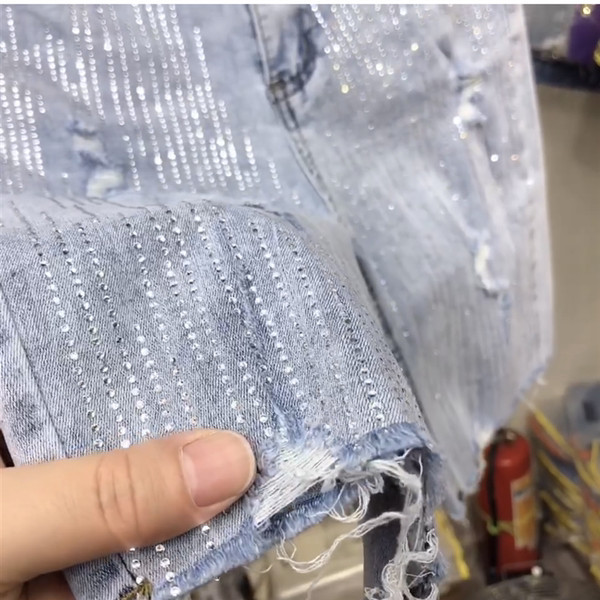 Sieviešu ikdienas bikses 3/4 garumā ar saplēstiem motīviem