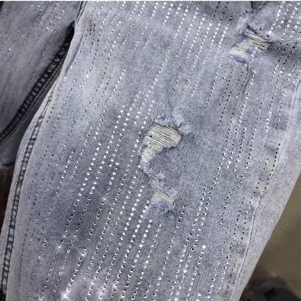 Sieviešu ikdienas bikses 3/4 garumā ar saplēstiem motīviem