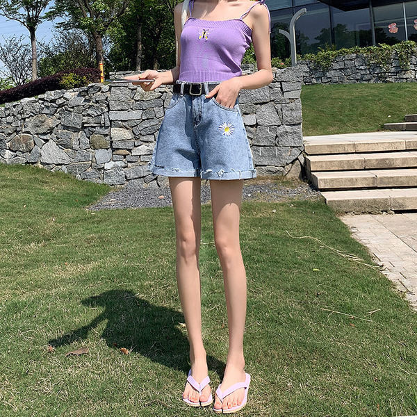 Pantaloni scurți de damă din denim cu broderie de flori