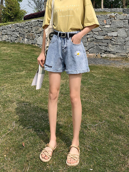 Pantaloni scurți de damă cu motive rupte și broderii