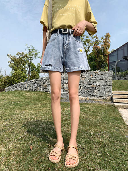 Pantaloni scurți de damă cu motive rupte și broderii