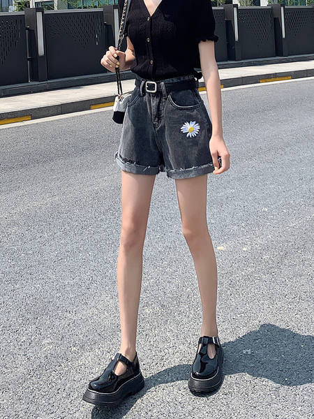 Pantaloni scurți de damă cu motive rupte și broderii