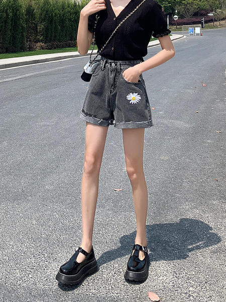 Pantaloni scurți de damă cu motive rupte și broderii