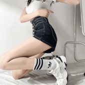 Pantaloni scurți din denim de damă cu talie înaltă și nasturi