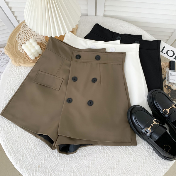 Novi model ženskih kratkih hlača na dugmad u više boja