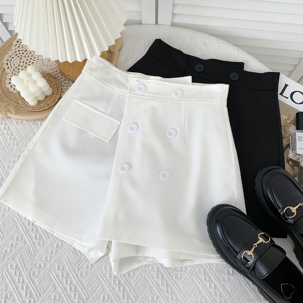 Novi model ženskih kratkih hlača na dugmad u više boja