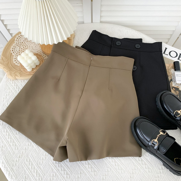 Novi model ženskih kratkih hlača na dugmad u više boja